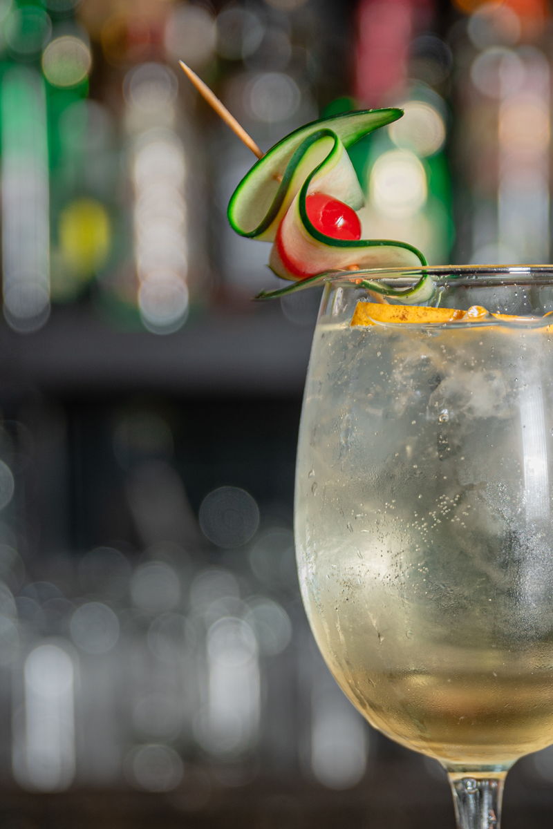 Coctel con aceituna y cereza servido en la barra